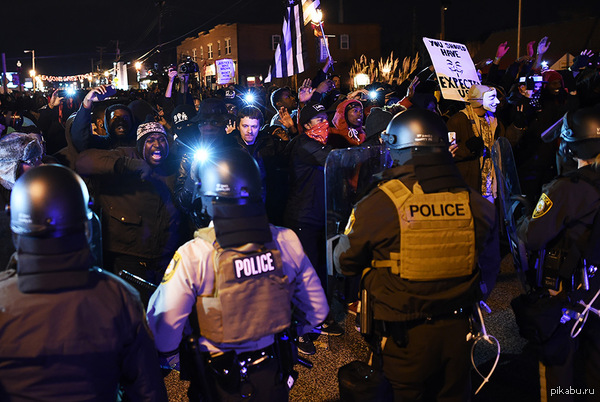 Агент ГРУ попал в кадр. Фергюсон, фото Франс-Пресс.