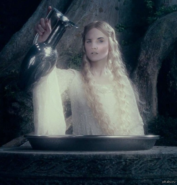 Когда Джексон начал снимать «Властелин колец», он переманил актёров из сериалов "Удивительные странствия Геракла" и "Зена,