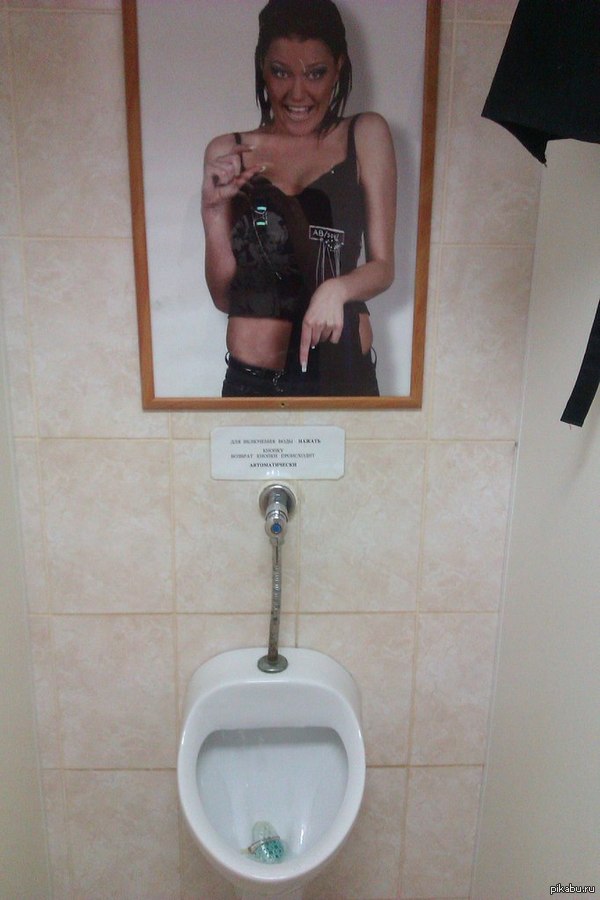 устроился значит на работу, захожу значит в туалет