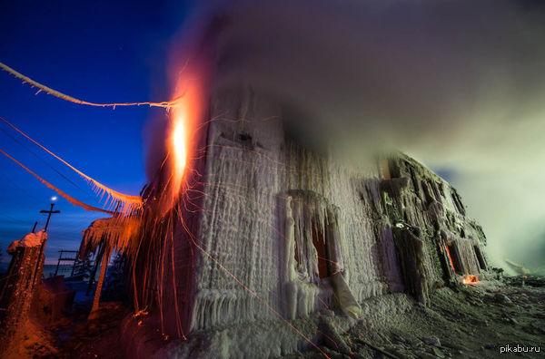 Вода, которой тушили пожар в Эвенкии, превратила дом в ледяной дворец