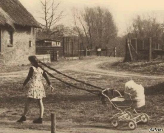 Королева Синдел с маленькой принцессой Китаной на прогулке.