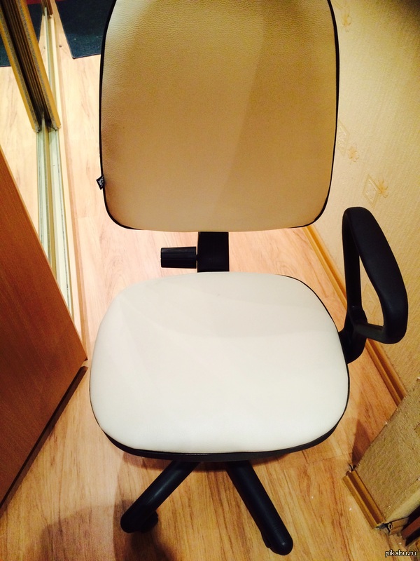 Что приходится делать, если не влезаешь в стул.