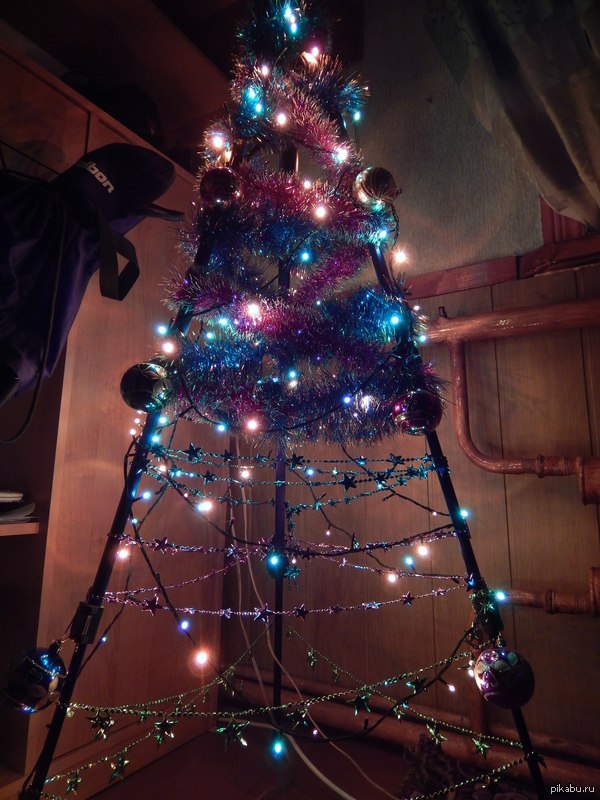 У кого ёлка,а у кого штативчик)