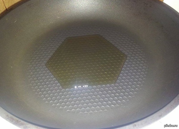 "Налил масла и получился идеально ровный шестиугольник..."