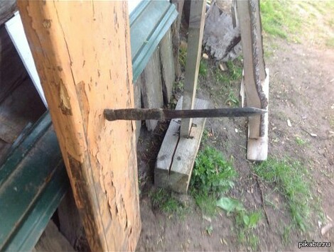 Друг решил научиться метать нож. По моему у него не очень выходит...