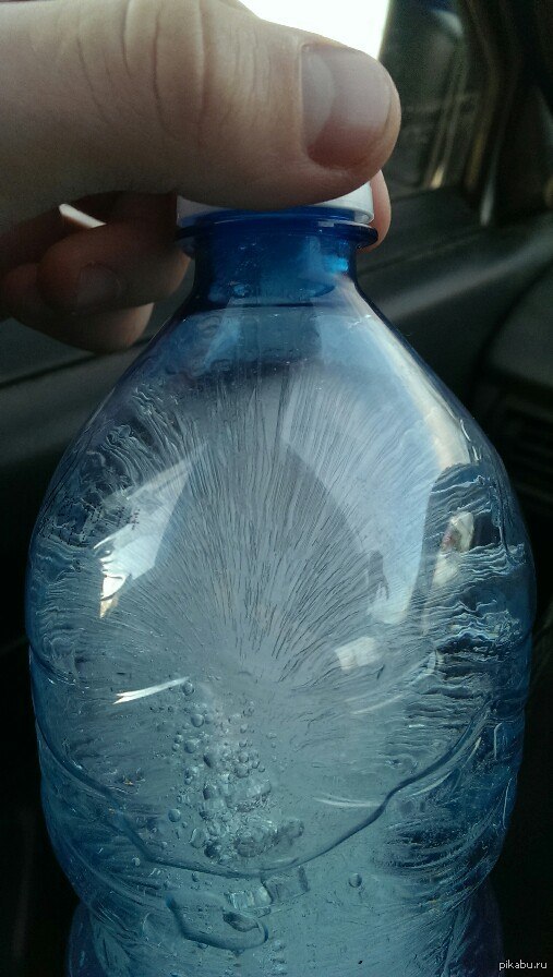 Масса замерзшей воды. Замороженная вода в бутылке. Бутылка во льду. Застывшая в бутылке вода. Замерзание воды в бутылке.