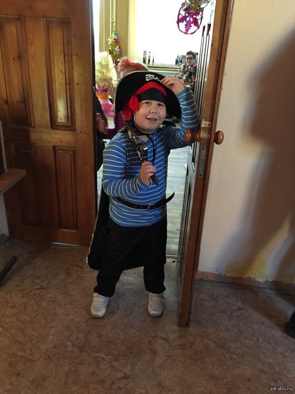 А вы помните мальчика из re:store который кривлялся на вебку?