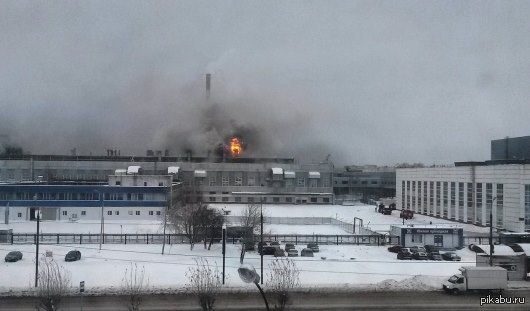 Какой завод в ижевске горит. Пожар в Ижевске. Горит автозавод Ижевск. Пожар на автозаводе. Пожарные Ижевска.