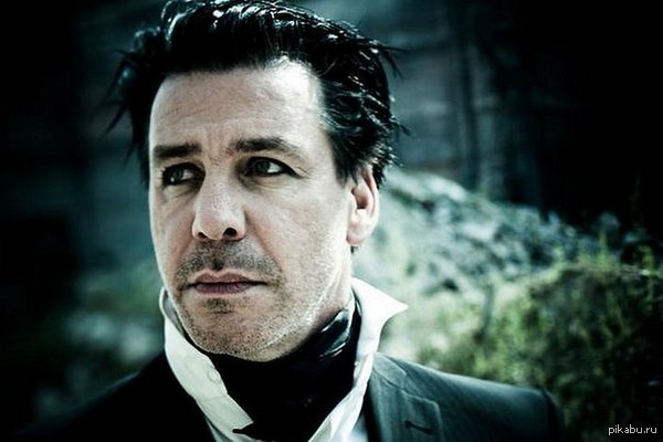 , 4 ,   52-      Rammstein  Till Lindemann.