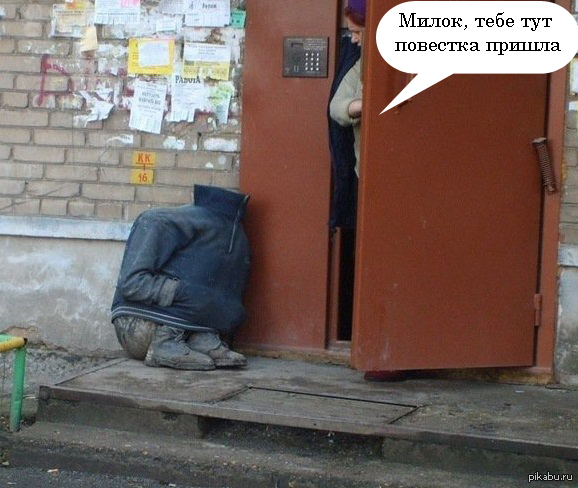 Двор подъезд. Лавочка у подъезда. Машина возле подъезда. Зеленоград 338 корпус. Гопники в подъезде.