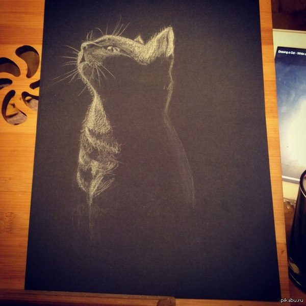 Девушка учится рисовать акварельными карандашами