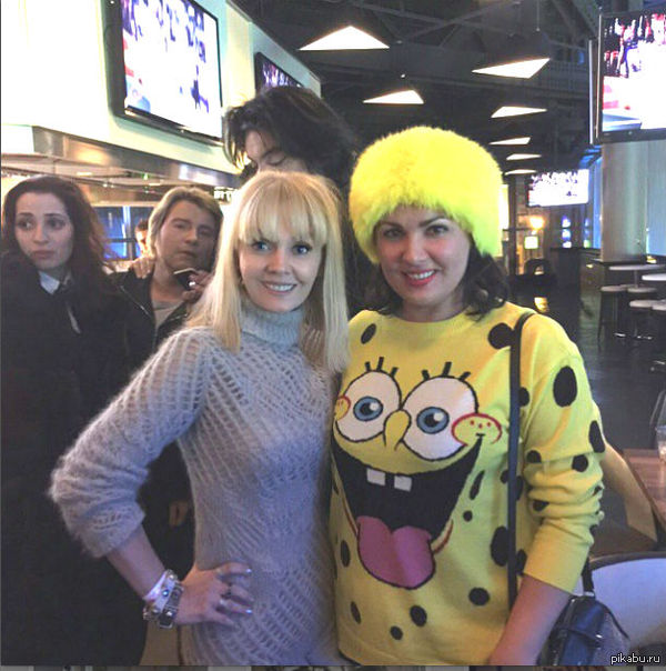 Анна Нетребко пришла на концерт Крутого в Нью-Йорке в свитере с Губкой Бобом.Что это - реклама, неразборчивость, провокация?