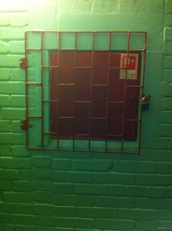 При пожаре, найди вахтера