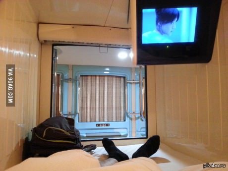 Вид из внутри капсулы в отеле в Токио