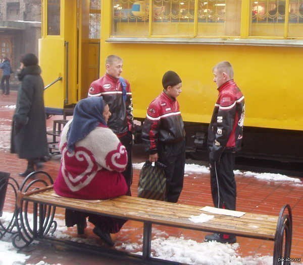 Механики команды Ferrari обсуждают предстоящую гонку. Гран-при Монца, Италия.