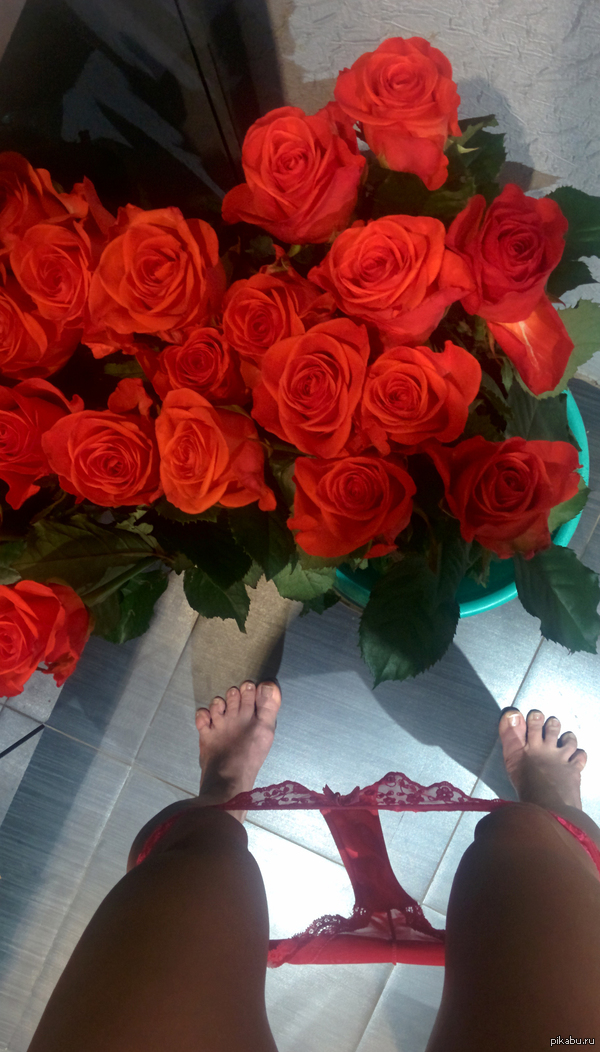 Darling gave flowers ...) A true selfie for March 8)) - NSFW, My, TP, Selfie, Bouquet, 