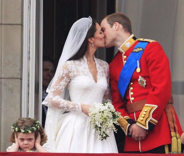 Duchess Kate and Prince William kiss on the balcony of Buckingham Palace. - Children, Wedding, Kiss, Buckingham Palace, Kate Middleton, Prince William