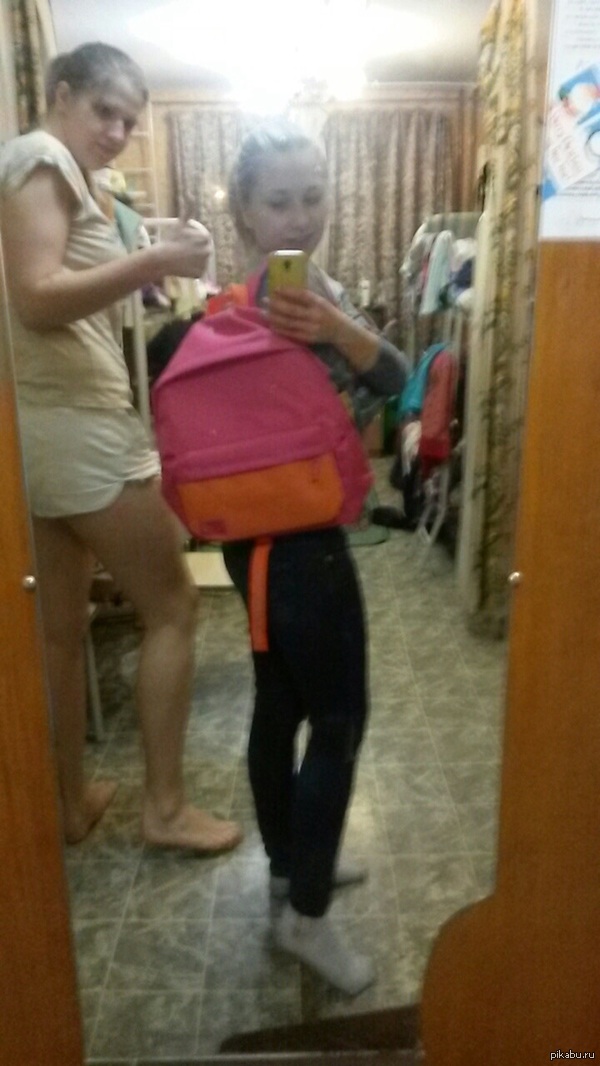 Моя девушка считает что она жирная, как ей объяснить что это не так? (та что справа)