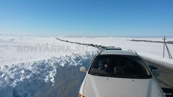 В праздничные дни,Казахстанцы ринулись в Россию за покупками .Вот очередь на таможне.