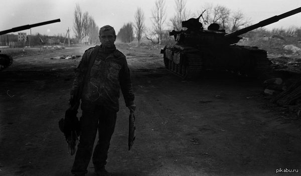 Пески, блокпост "Мост". Доброволец с фазаном и щукой. Шук добывают гранатами, а фазанов - с помощью СВД.