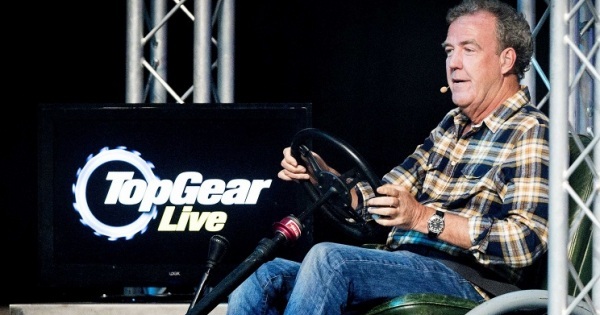 Телепередачи топ. Top Gear Jeremy Clarkson. Топ Гир ведущие. Топ Гир ведущие Кларксон. Часы ведущих топ Гир.