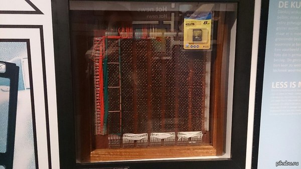 Компьютер X1. Так выглядел 1 Кбайт в 1959 году. Тогда 8гб заняло бы 138 футбольных полей, для сравнения современная карточка на 8 гб.