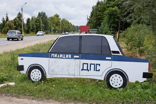 Машина дпс. Картонная машина гаи. Картонный дпс. Картонные полицейские на дорогах. Машинка из картона полицейская.