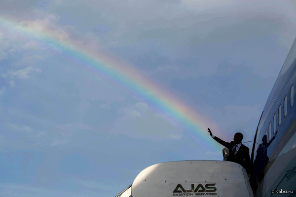 Президент США впервые в истории открыто применил климатическое оружие, выстрелив радугой в аэропорту Ямайки (via Shulz)