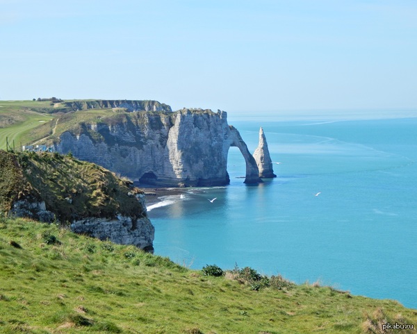 Этрета (Étretat) — одно из самых живописных мест на Алебастровом берегу