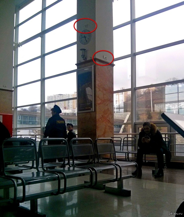 Спросил у охранника на вокзале, где можно зарядить телефон. Охранник ...