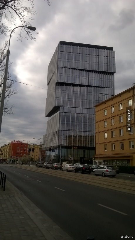 Этот дом так меня напрягает