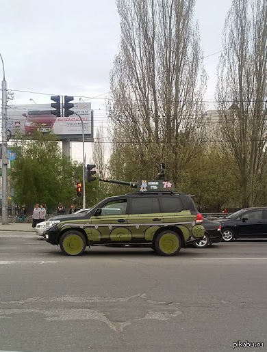 Вот такая машина ездит по Новосибирску. С Днём Победы!