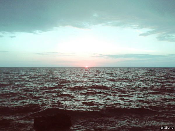 На закате 9 мая в Севастополе море будто покрылось свинцом