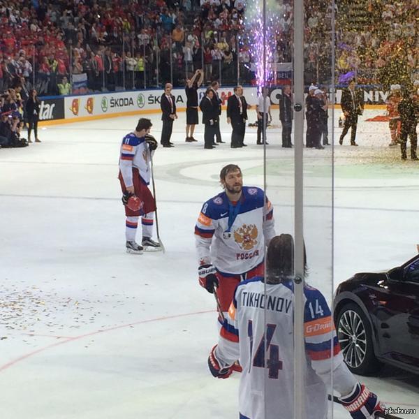 Оставшиеся на исполнение канадского гимна хоккеисты сборной России. Такое неуважение к сильнейшей команде ЧМ15, болельщикам всего мира..