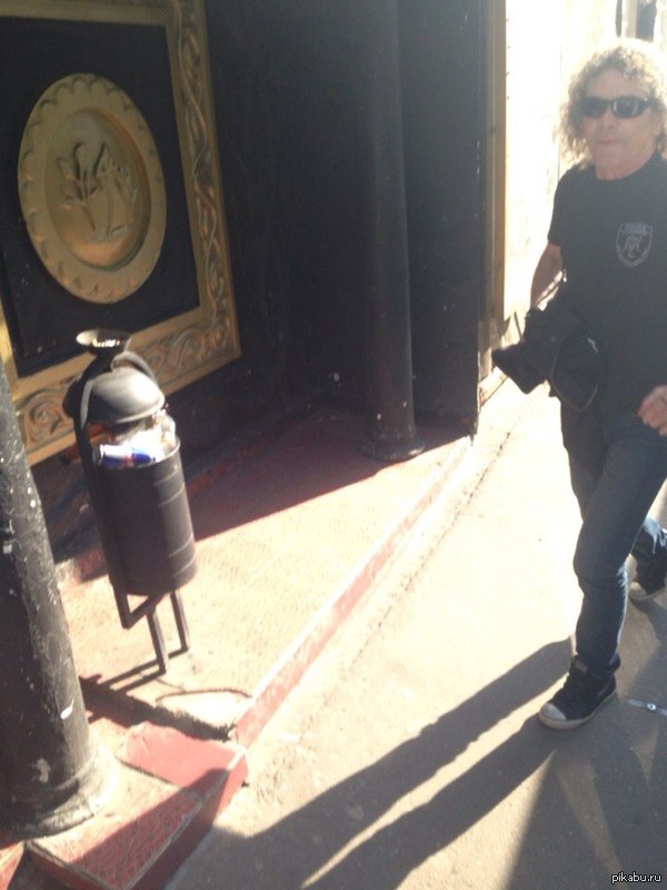 Черт возьми, да это же Бобби Блитз из Overkill !!!