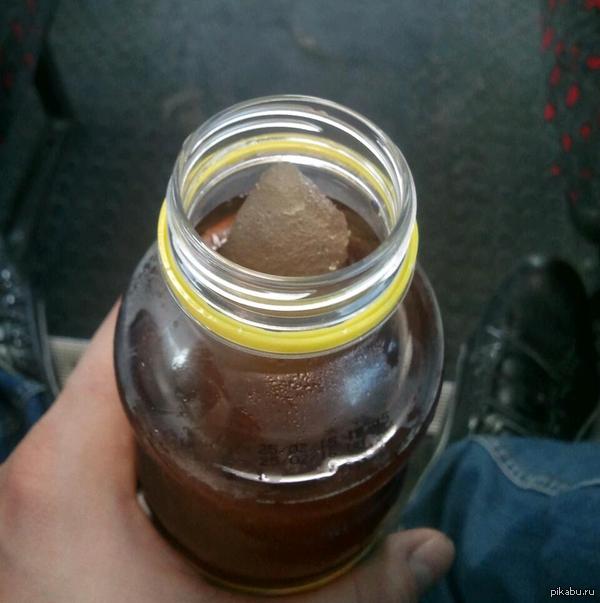 Попросил в ларьке холодного чая. Продавец меня более чем поняла)