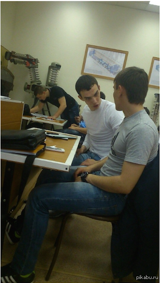Заметил, как одногруппнику втирали дичь