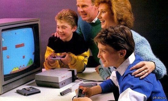 геймер за компьютером с джойстиком 80-е годы