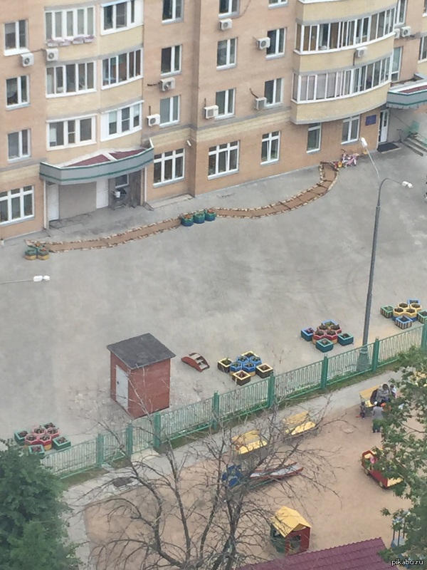 Парадная дорожка от детского велосипеда) сфоткал из окна