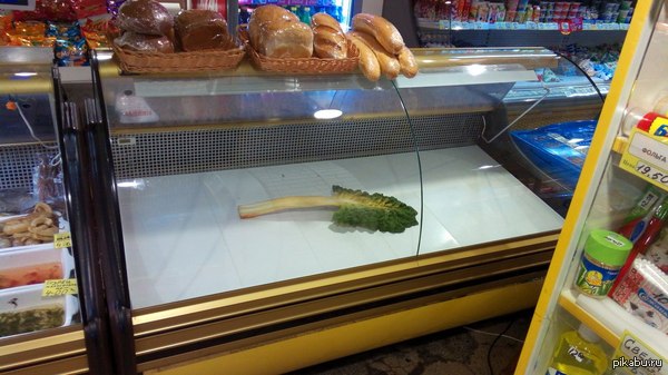 Холодильник оборотень, днем продают мясо, а после 9ти вот это.