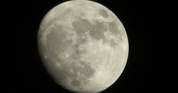 Луна есть помогать. Луна в телескоп. Луна в подзорную трубу. Какого цвета Луна. Луна 2015.