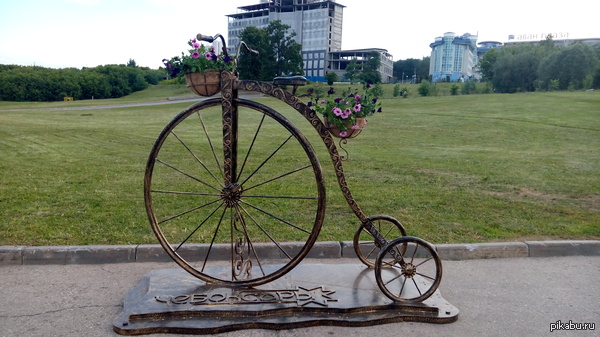 Просто памятник велосипеду)