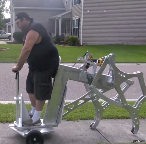 Американец Иззи Свон собрал из деревянных самодельных деталей шагоход-электроскутер, взяв за "двигатель" дрель. Ссылка на видео в коммента