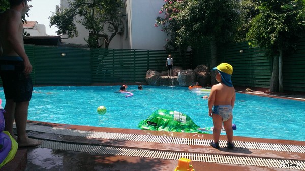 Слишком мал для такого веселья)