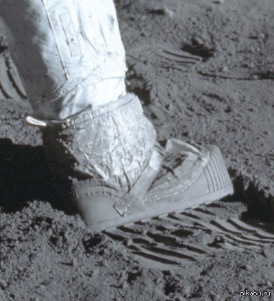 След игольчатый скафандр. Ботинки астронавтов Аполлон.