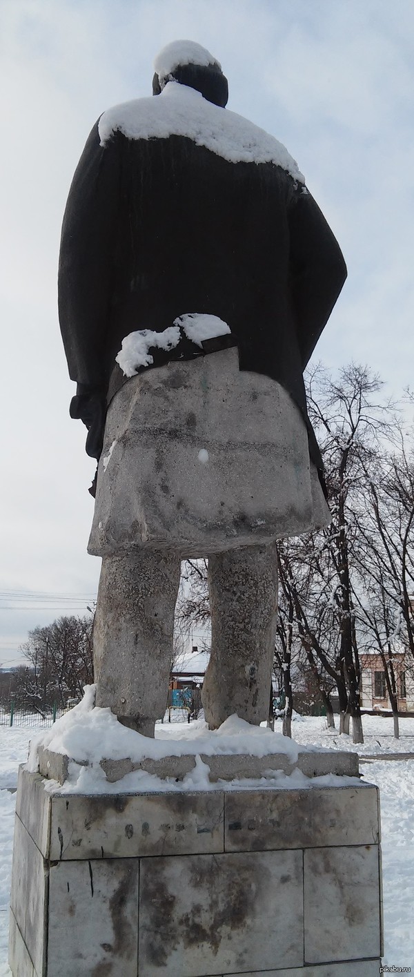 Почти голый памятник