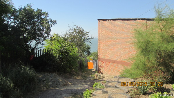 Переулочек, ведущий к морю.