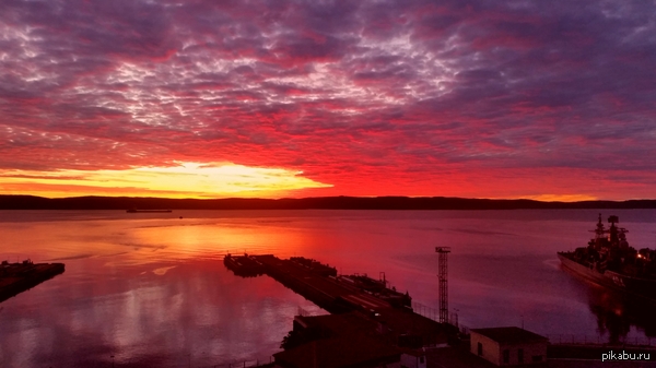 "Закат кроваво-красный,охватил пол неба"