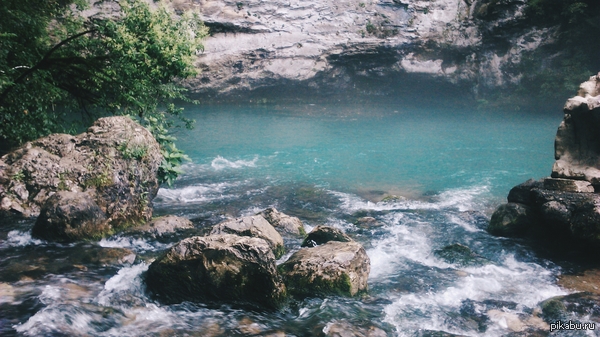 Голубое озеро в Абхазии. Ну очень уж красиво