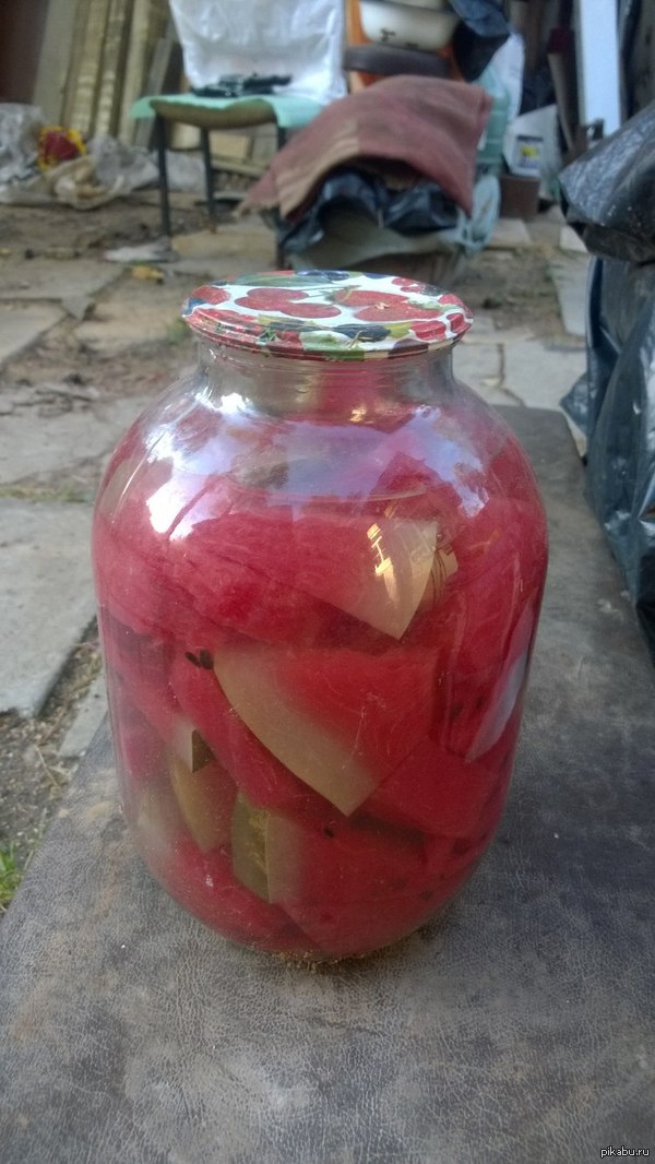 Это просто банка соленого арбуза. Листайте дальше